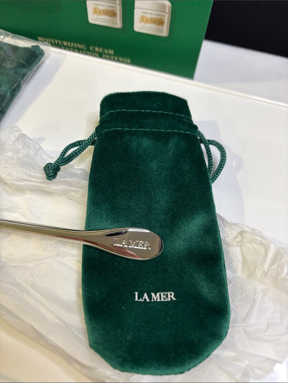 La Mer Silver Facial Spatula with Green Velvet Pouch - Picture 2 of 5